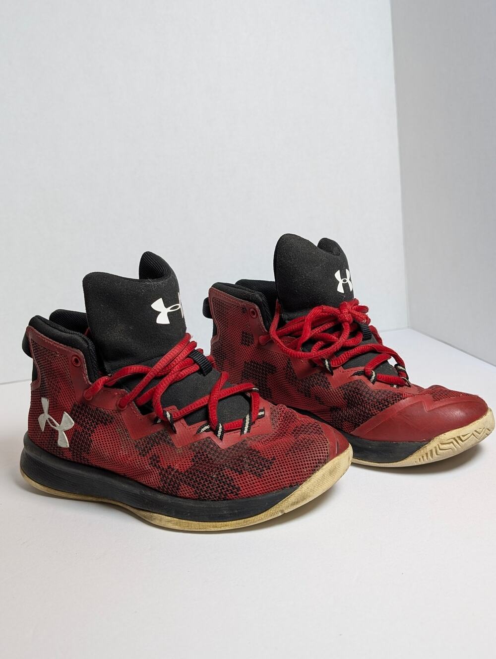 Under Armour Youth Size 2Y Red Black High Top Basketball Shoes Sneaker 3000390